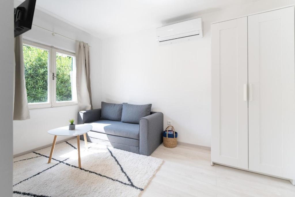 Living area with sofa bed at Aurora in Brela