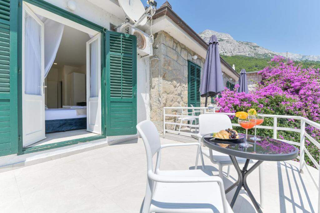 Terrace with sea and mountain views in Brela